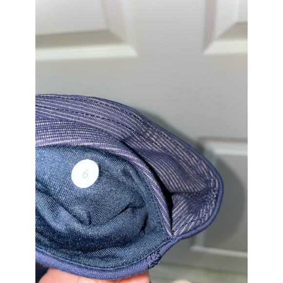 Lululemon.  Size 6 ladies . Navy cropped capris. Excellent condition, - Picture 4 of 6